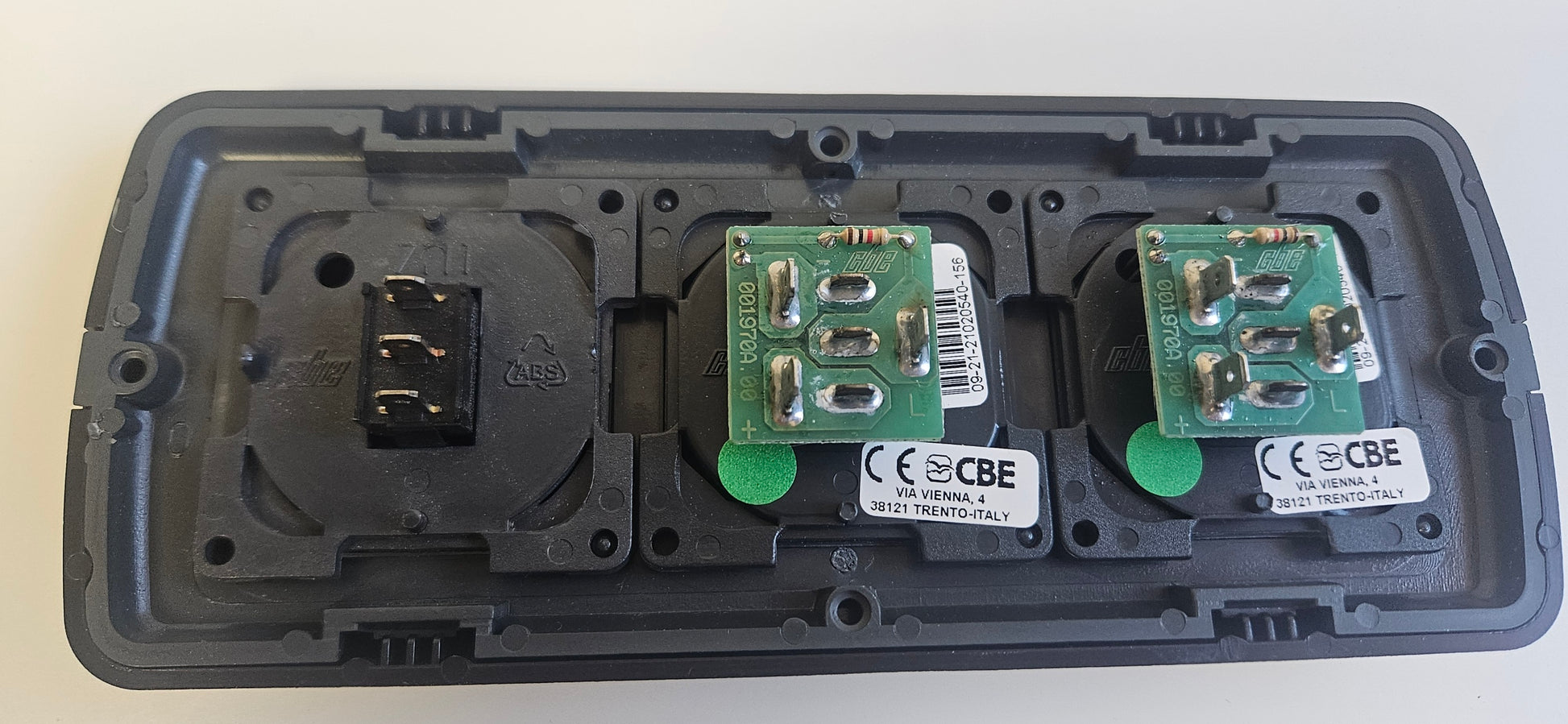 CBE C-Line triple. 2x LED single switch + Master switch kit (silver or black)