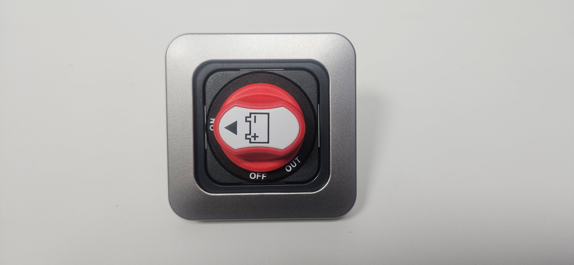 CBE C-Line single. 12V 150A isolator kill switch (silver or black)